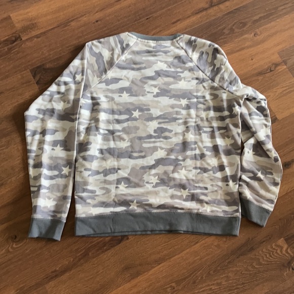 🆕 Lucky Brand Camo and Stars Grey Sweatshirt - Picture 5 of 7